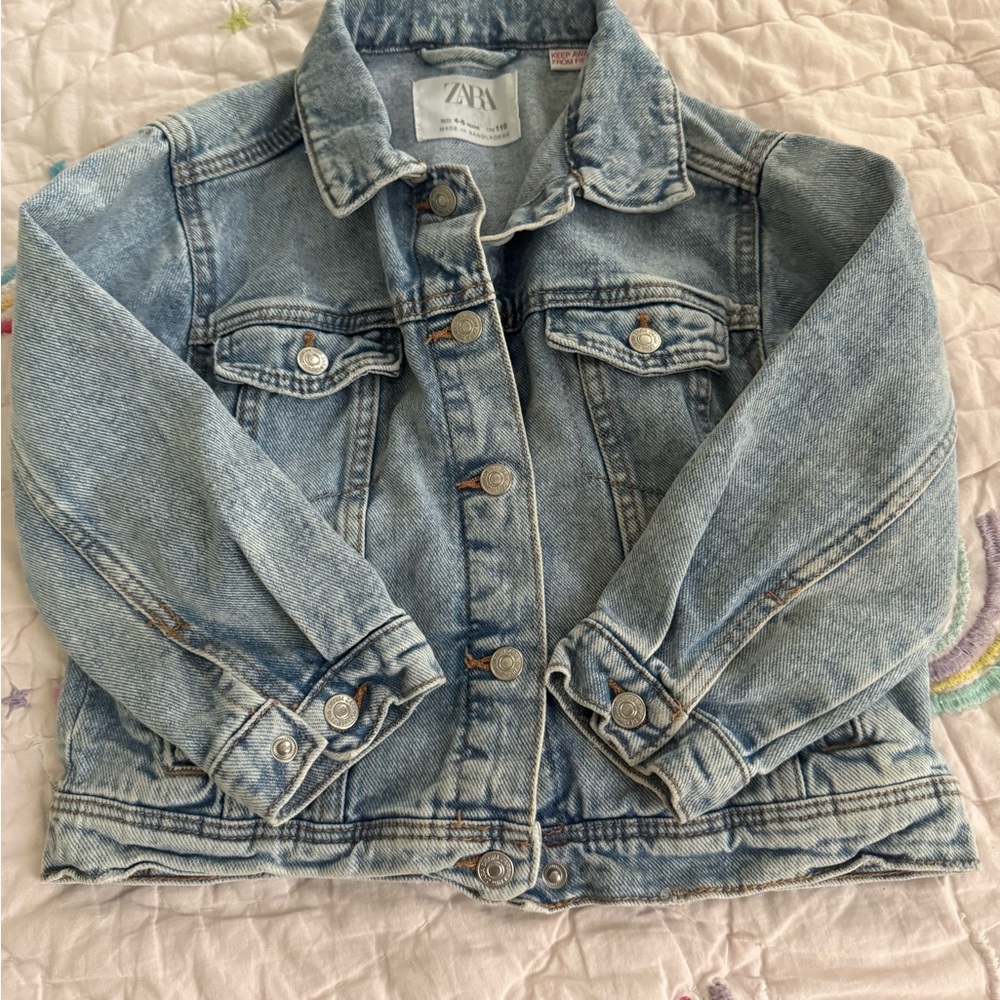 Beautiful like new girls Zara Light Blue Denim Jacket, size 4-5 yo